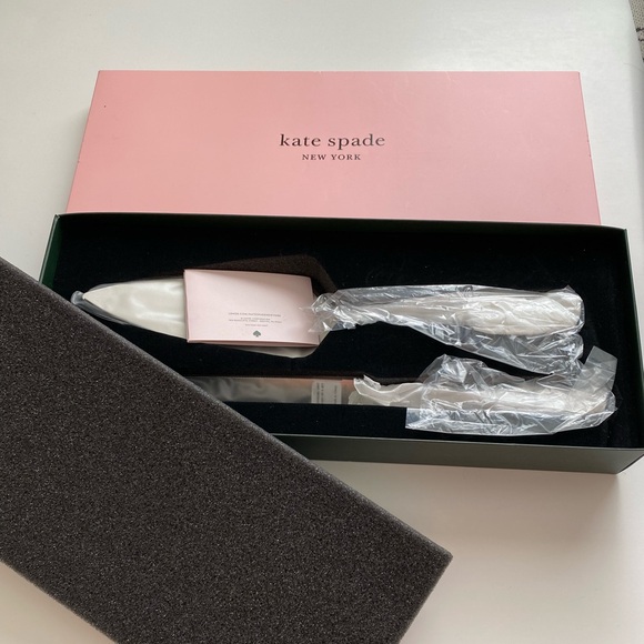 ♠️❤️♠️Kate Spade♠️
Darling Point 2-Piece Dessert Server by Kate Spade - Picture 4 of 8